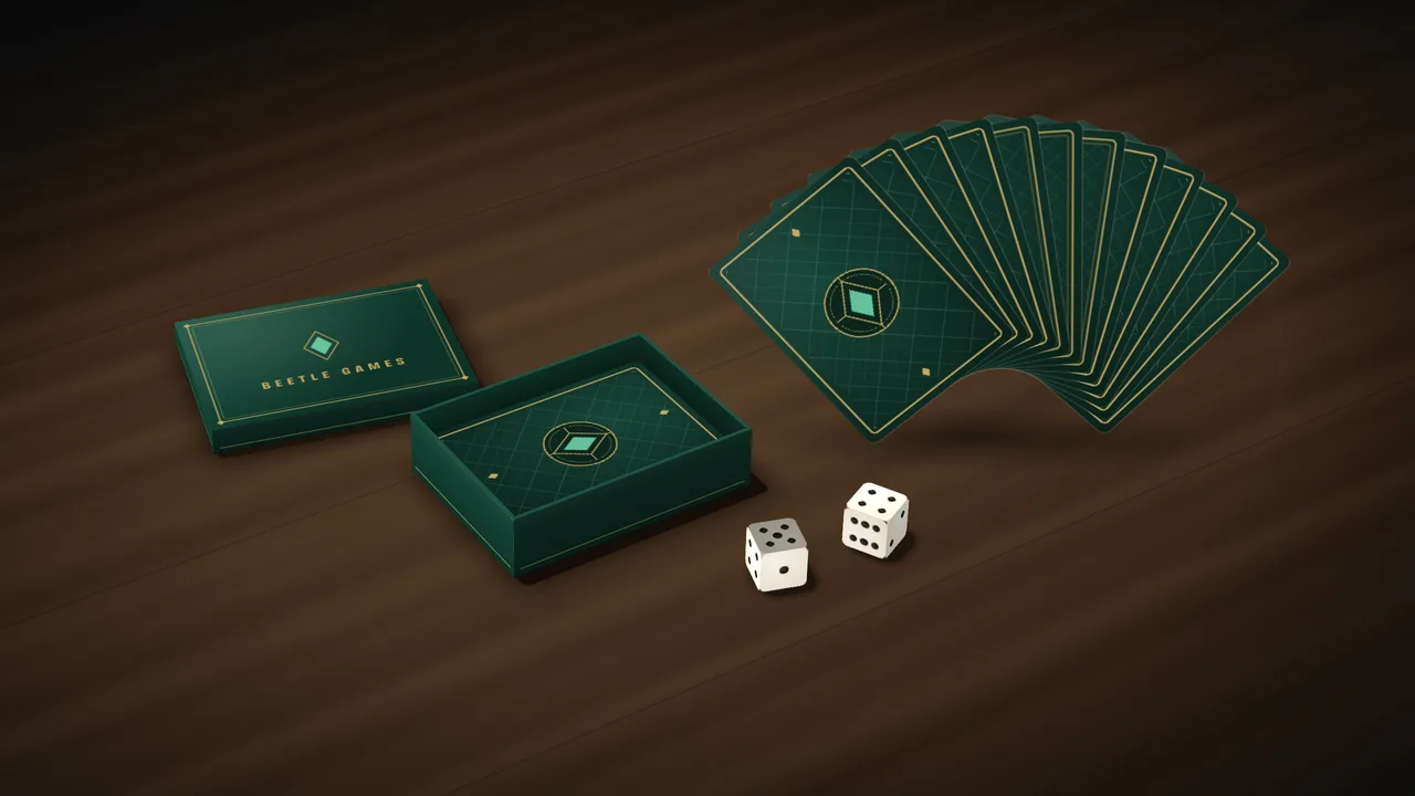 Caja de cartas Beetle Games abierta, verde con filete dorado, con la baraja en abanico y dos dados sobre una mesa oscura